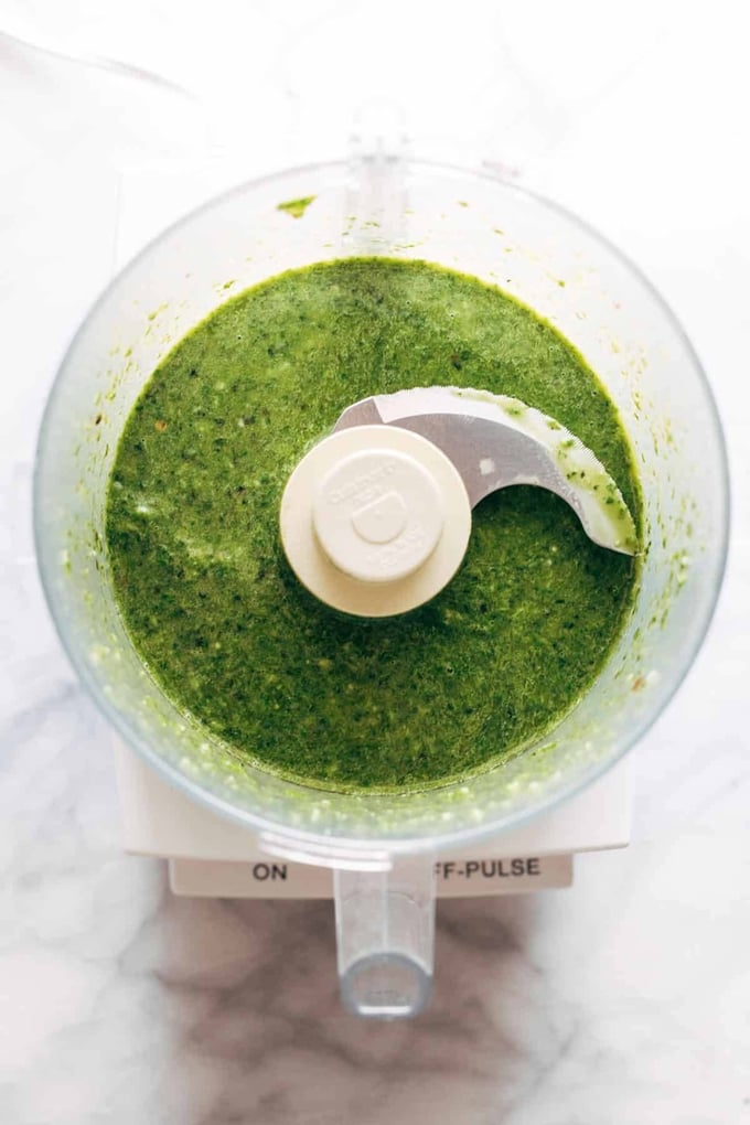 Mixez tous les ingrédients de la vinaigrette dans un robot culinaire