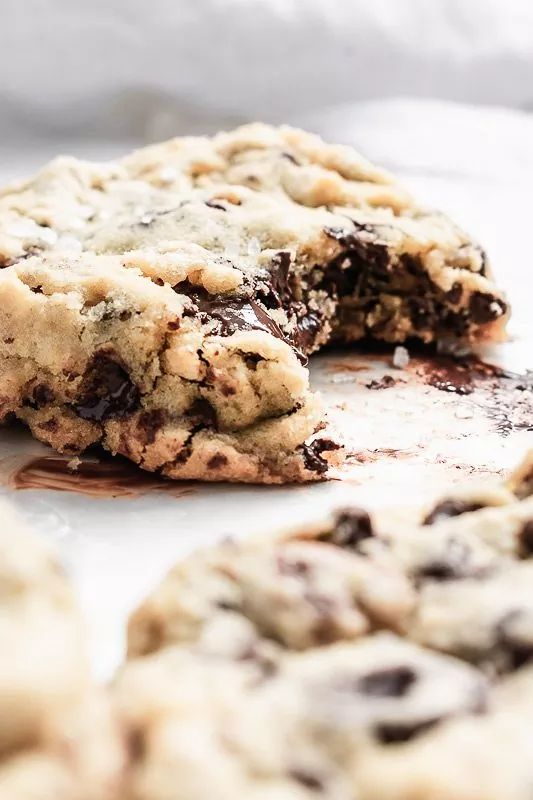 Deux gros cookies aux pépites de chocolat