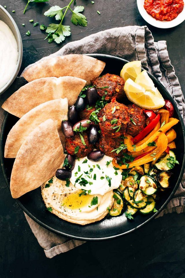 boulettes de viande à l'harissa avec feta fouettée