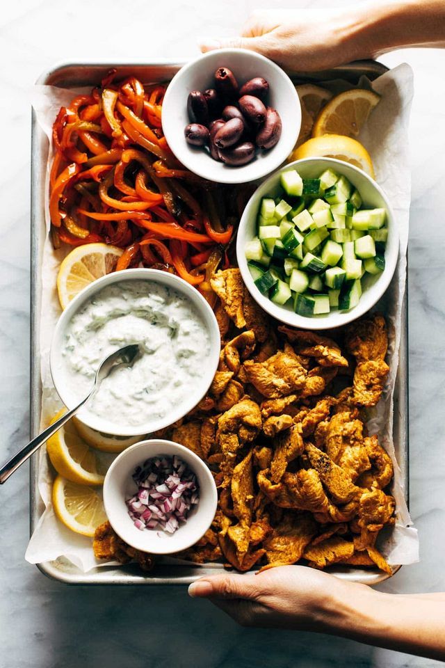 Pitas de poulet sur plaque avec tzatziki