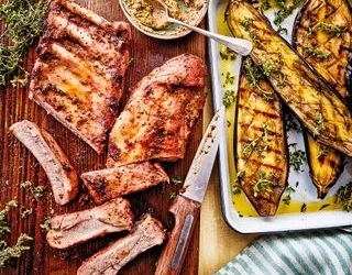 Recette des Travers de Porc Marinés et Aubergines Grillées