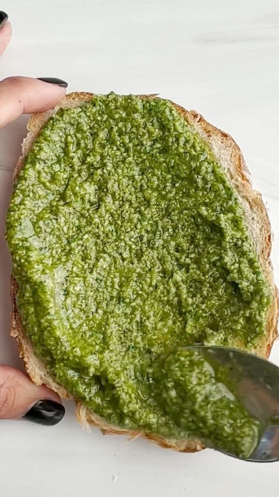 Étalez le pesto 