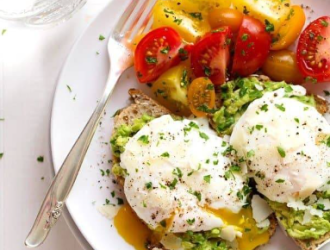 toast à l'avocat et œufs pochés