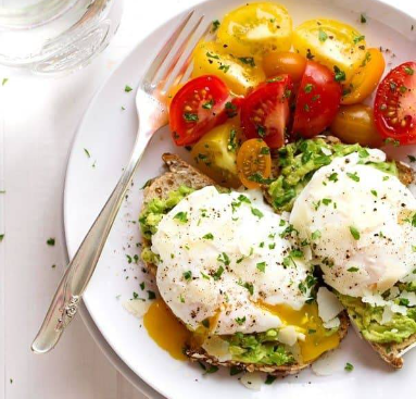 toast à l'avocat et œufs pochés