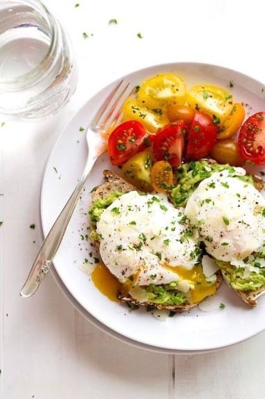 toast à l'avocat et œufs pochés