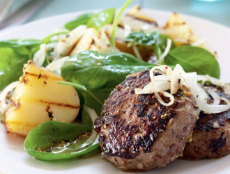 Rissoles de Bœuf avec Salade de Pommes de Terre Grillées et Épinards