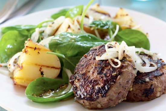 Rissoles de Bœuf avec Salade de Pommes de Terre Grillées et Épinards