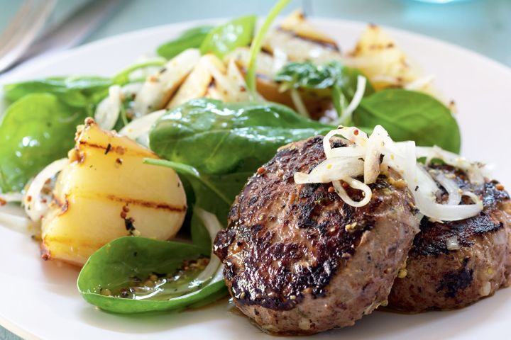 Rissoles de Bœuf avec Salade de Pommes de Terre Grillées et Épinards