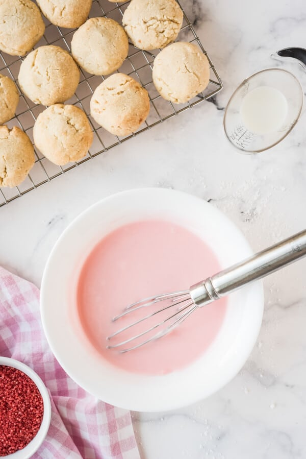 preparation au glaçage des biscuits aux amandes 