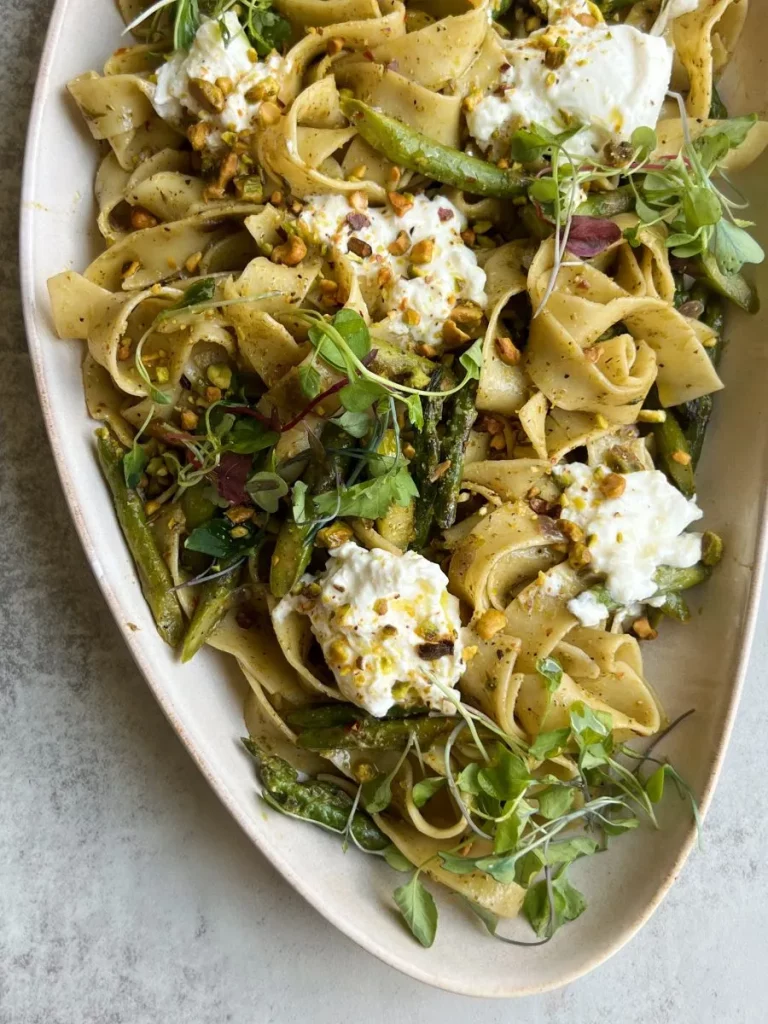 Focus sur le Plat fianl des Pâtes au pesto d'asperges avec burrata