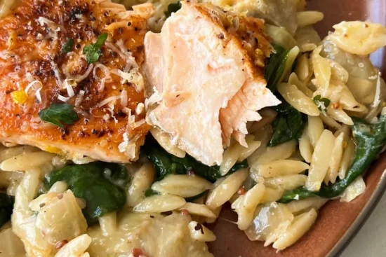 Recette d'Orzo aux épinards et artichauts avec saumon