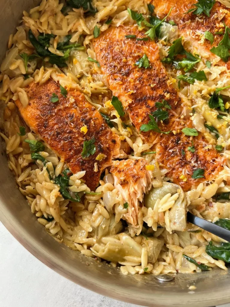 plat final d'Orzo aux épinards et artichauts avec saumon