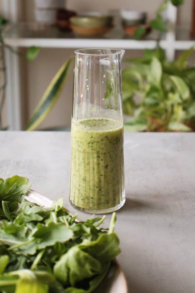 La préparation de Vinaigrette à la Menthe pour la Salade de roquette et steak  