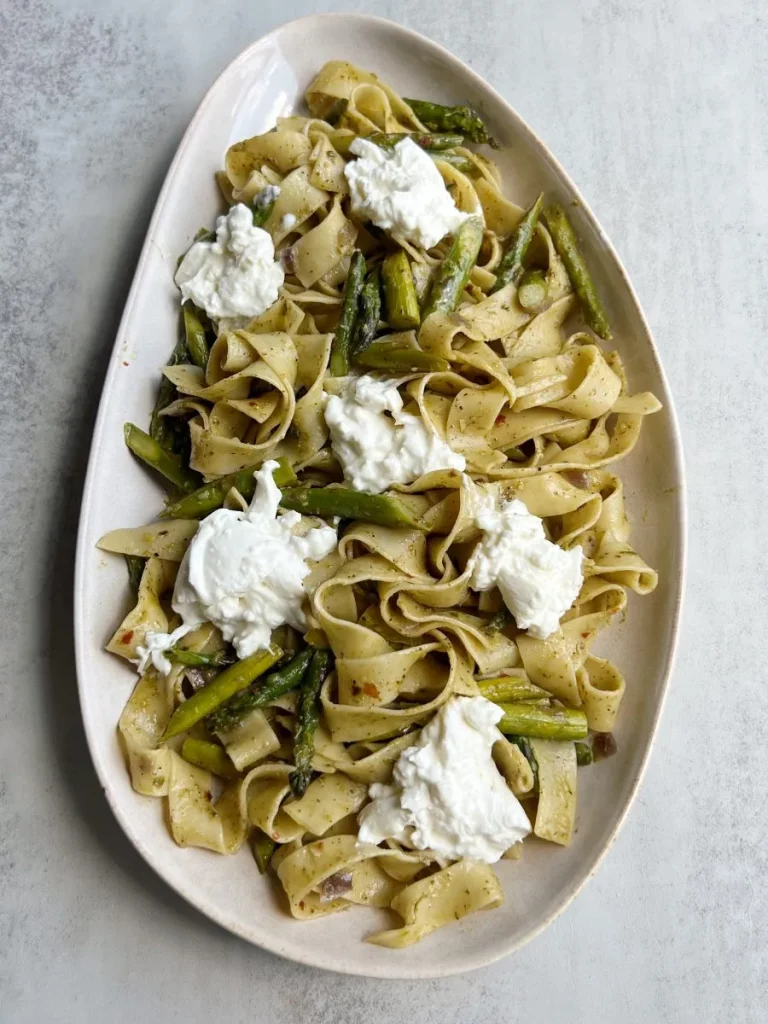 Résultst du plat fianl des Pâtes au pesto d'asperges avec burrata