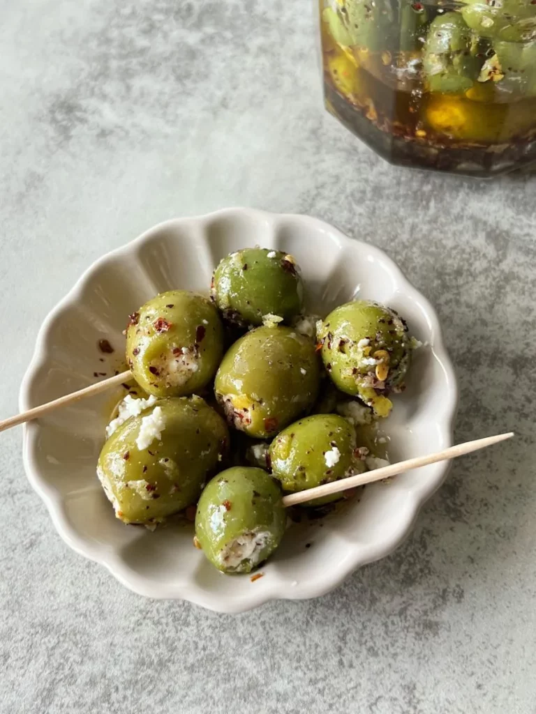 Focus sur le plat final des Olives farcies à la feta épicée