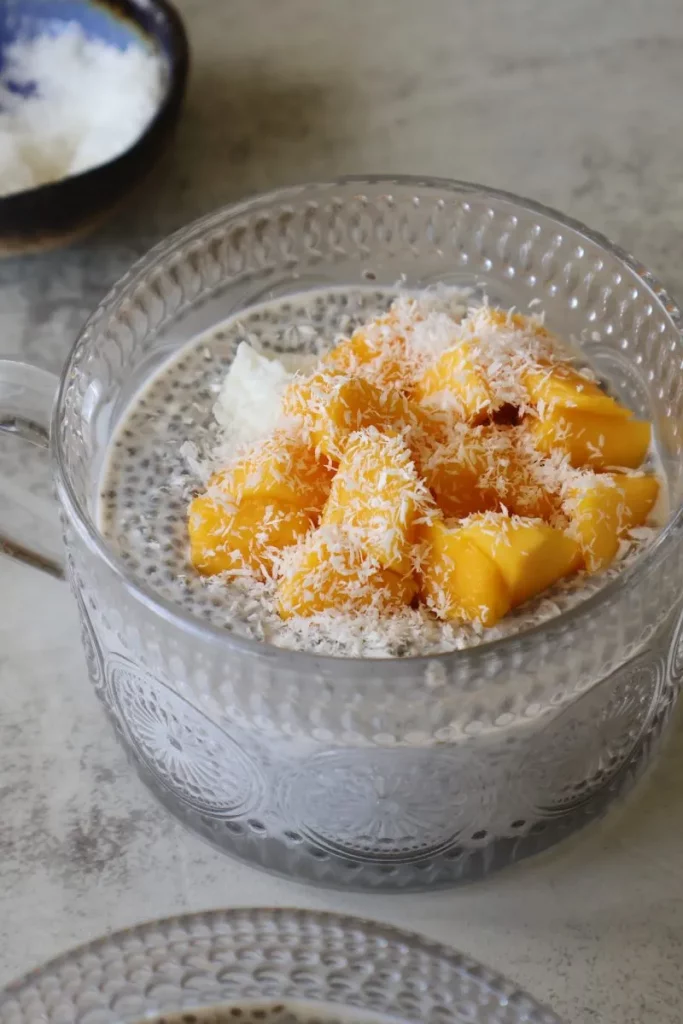 Focus sur le bocal fianl de Pudding de chia à la mangue et noix de coco