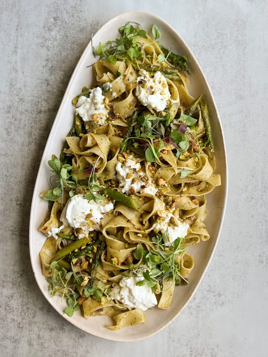 Recette des Pâtes au pesto d'asperges avec burrata