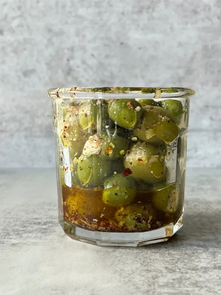 Le plat final des Olives farcies à la feta épicée