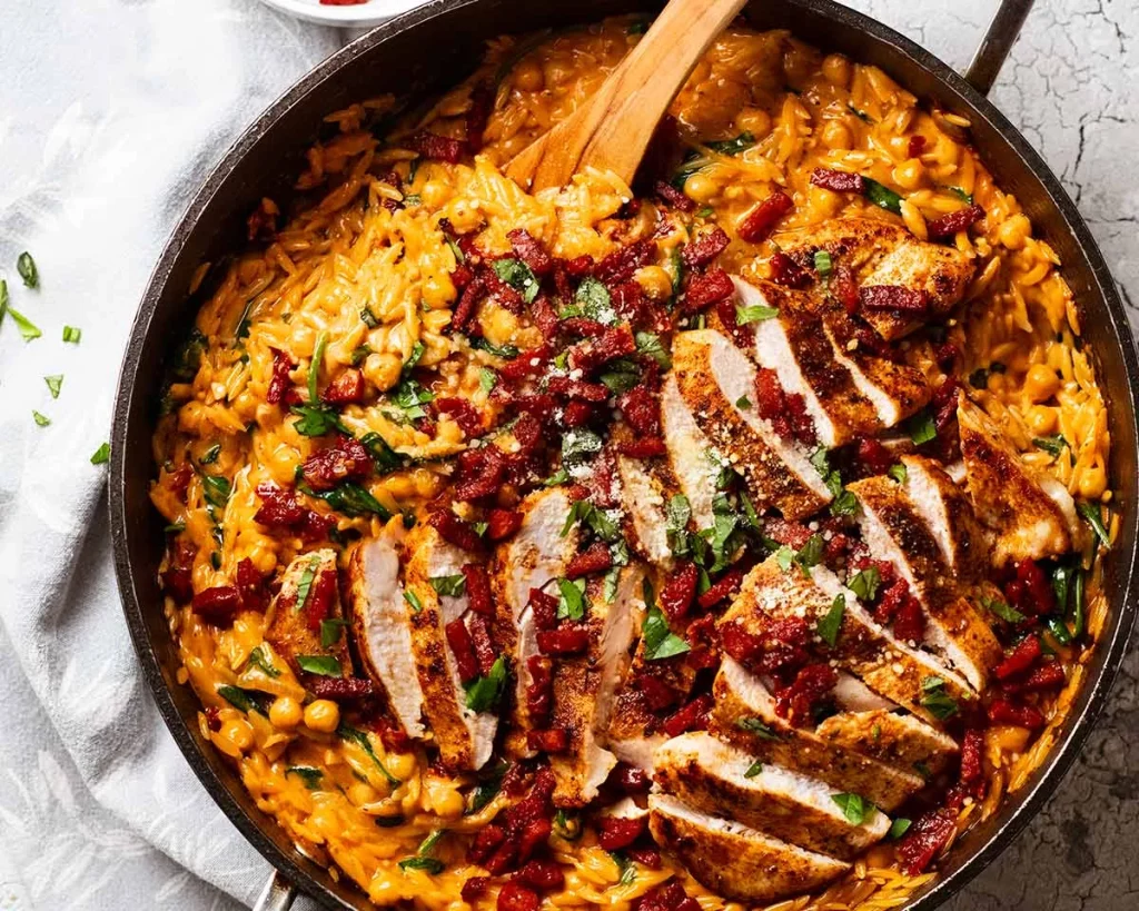 Le plat final de Risoni au Poulet et Salami Croquant