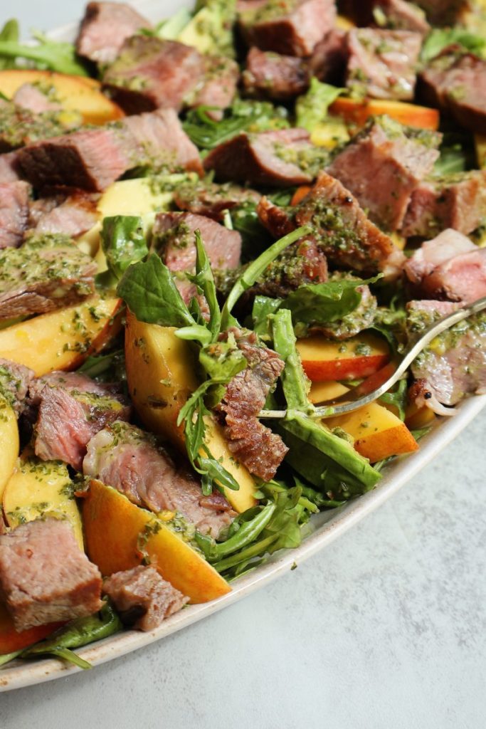 Focus sur le plat final de la Salade de roquette et steak 