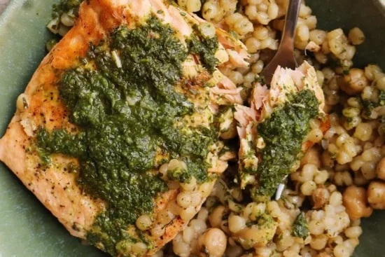 Recette de Couscous Perlé aux Herbes et Saumon