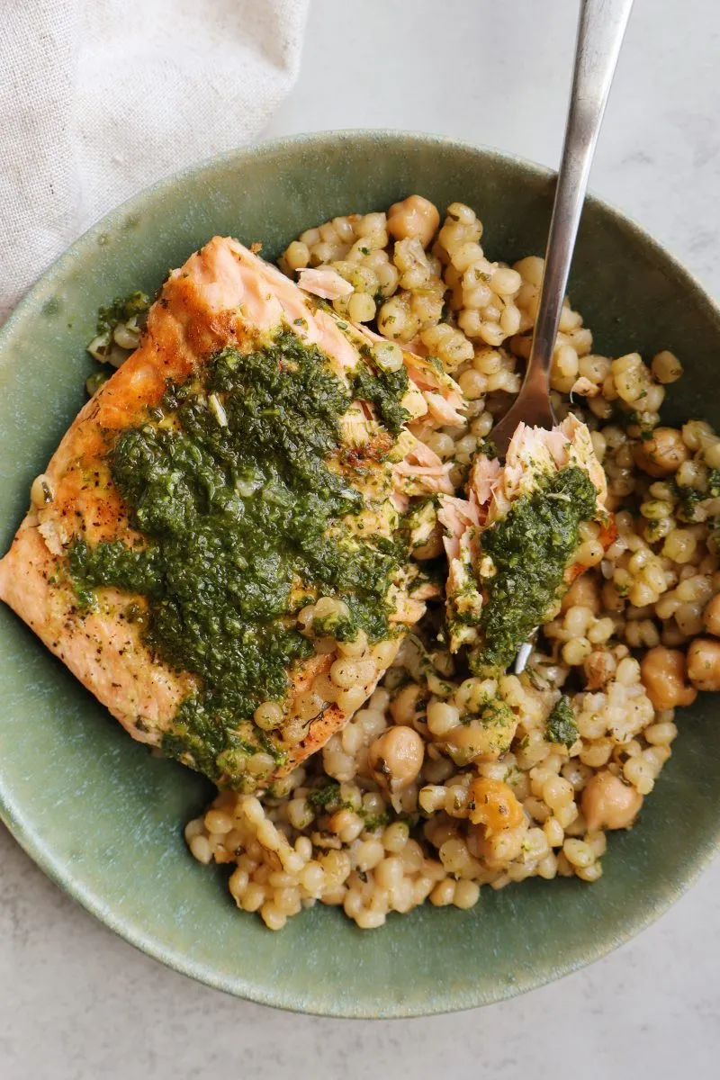 Recette de Couscous Perlé aux Herbes et Saumon