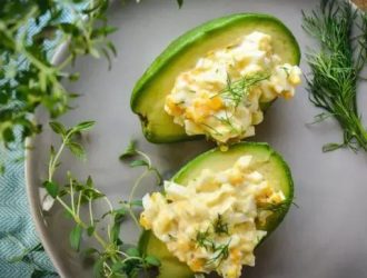 La recette de la salade d'œufs à l'avocat