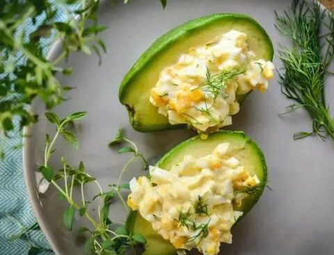 La recette de la salade d'œufs à l'avocat