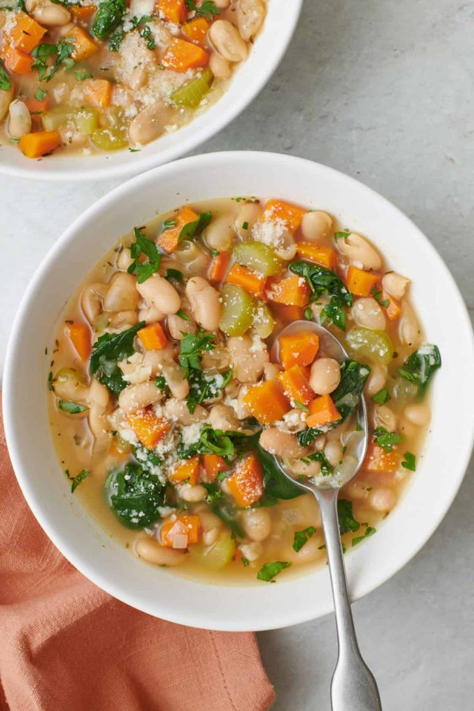 Focus sur le plat final de la soupe méditerranéenne aux haricots blancs