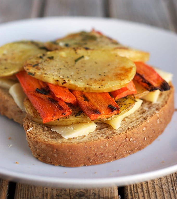 toast dessus légumes