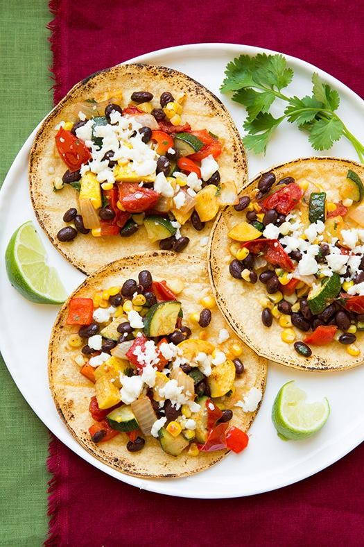 Tacos Végétariens aux Légumes Rôtis et Haricots Noirs