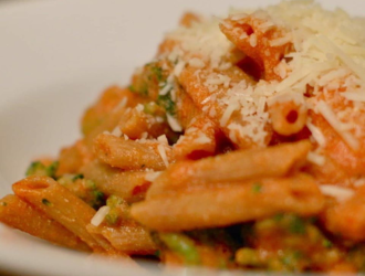 Pâtes à la tomate et à la ricotta avec du brocoli