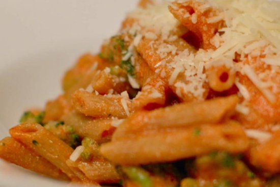 Pâtes à la tomate et à la ricotta avec du brocoli