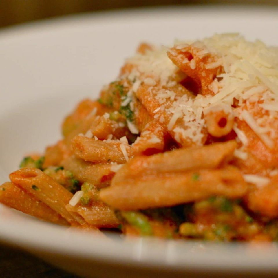 Pâtes à la tomate et à la ricotta avec du brocoli