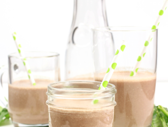 verre qui contient shake chocolaté