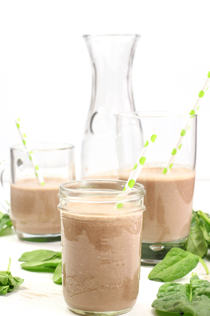 verre qui contient shake chocolaté