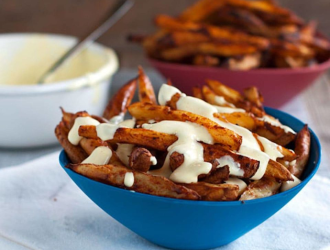 frites épicées au four avec sauce au fromage à l'ail