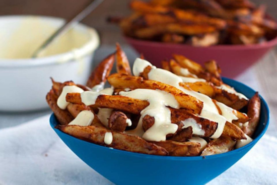 frites épicées au four avec sauce au fromage à l'ail