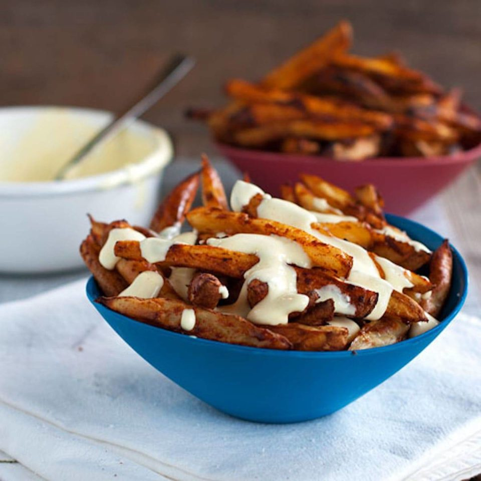 frites épicées au four avec sauce au fromage à l'ail