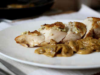 Le poulet rôti avec une sauce crémeuse aux champignons est une idée de repas du soir parfaite pour impressionner vos convives tout en restant simple et rapide à préparer. Cette recette délicieuse et réconfortante combine la tendreté du poulet rôti avec une sauce onctueuse aux champignons, créant un plat digne des meilleurs restaurants. En seulement 20 minutes, vous aurez un dîner savoureux prêt à être dégusté.