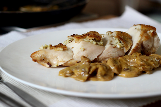 Le poulet rôti avec une sauce crémeuse aux champignons est une idée de repas du soir parfaite pour impressionner vos convives tout en restant simple et rapide à préparer. Cette recette délicieuse et réconfortante combine la tendreté du poulet rôti avec une sauce onctueuse aux champignons, créant un plat digne des meilleurs restaurants. En seulement 20 minutes, vous aurez un dîner savoureux prêt à être dégusté.