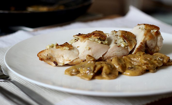 Le poulet rôti avec une sauce crémeuse aux champignons est une idée de repas du soir parfaite pour impressionner vos convives tout en restant simple et rapide à préparer. Cette recette délicieuse et réconfortante combine la tendreté du poulet rôti avec une sauce onctueuse aux champignons, créant un plat digne des meilleurs restaurants. En seulement 20 minutes, vous aurez un dîner savoureux prêt à être dégusté.