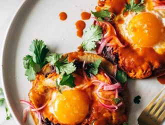 Tostadas au Chili Rouge avec Œufs