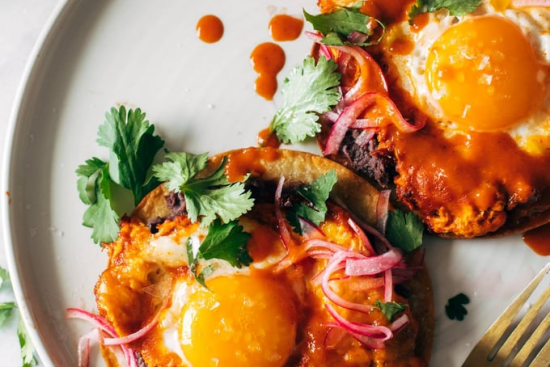 Tostadas au Chili Rouge avec Œufs