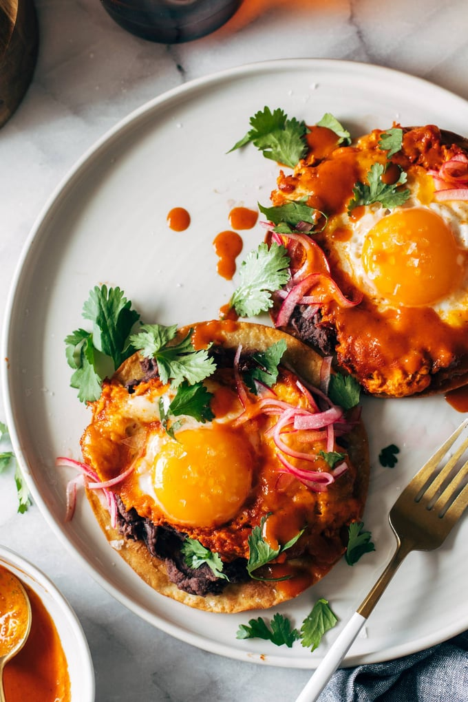 Tostadas au Chili Rouge avec Œufs