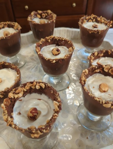 Découvrez notre recette facile de coupes glacées au Nutella, idéale pour un dessert gourmand. Nutella, noisettes, glace et espresso en une seule coupe!