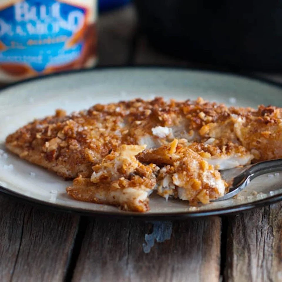 assiette qui contient Tilapia en Croûte d'Amandes