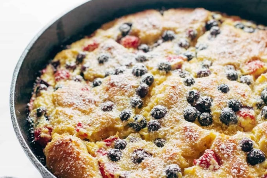 Casserole de pain perdu à la ricotta et aux baies facile