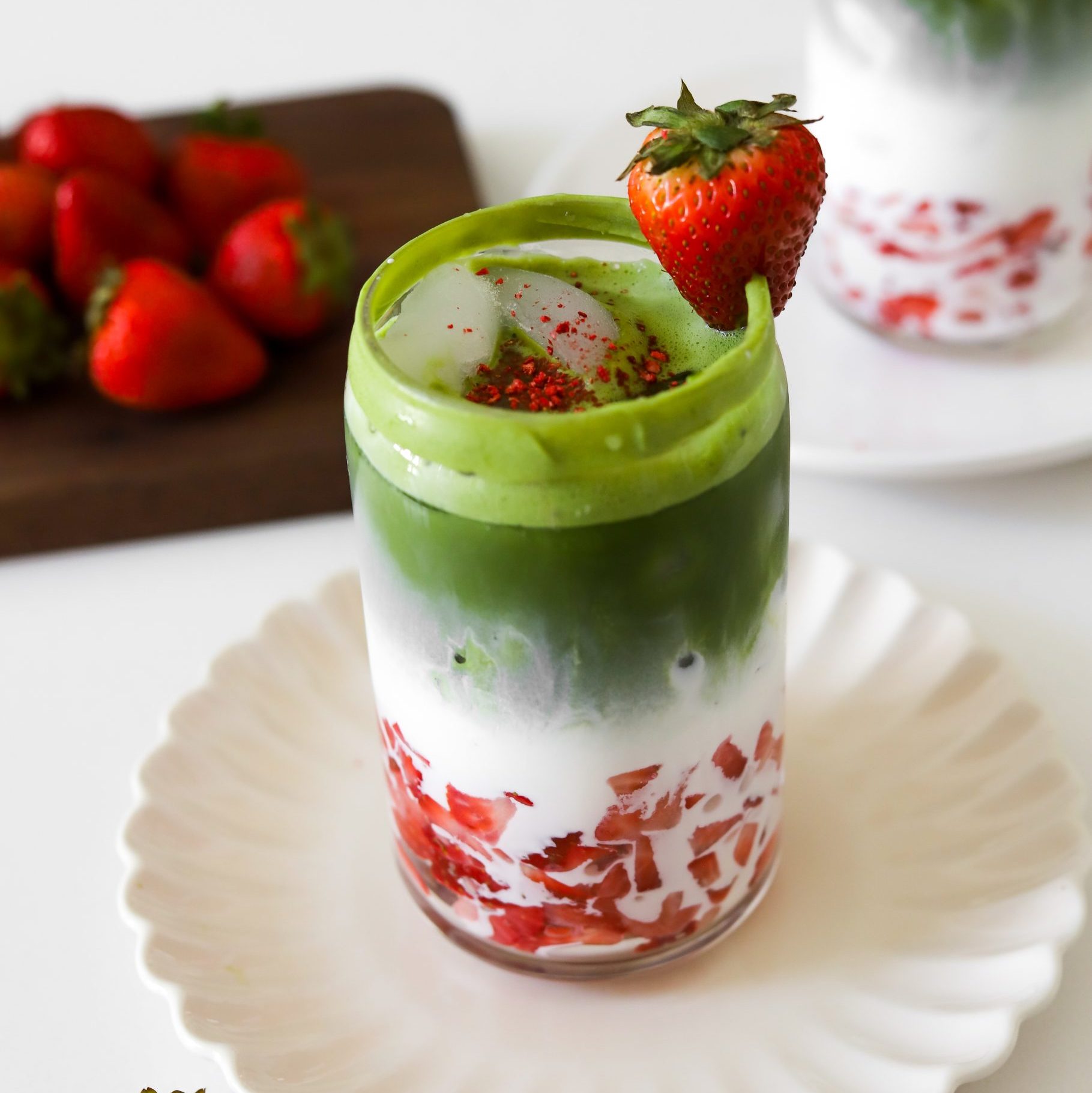 Le verre final du Latte matcha à la fraise glacée