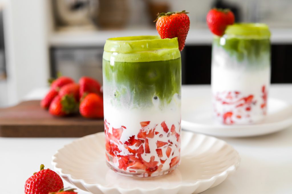 Focus sur le verre Latte matcha à la fraise glacée